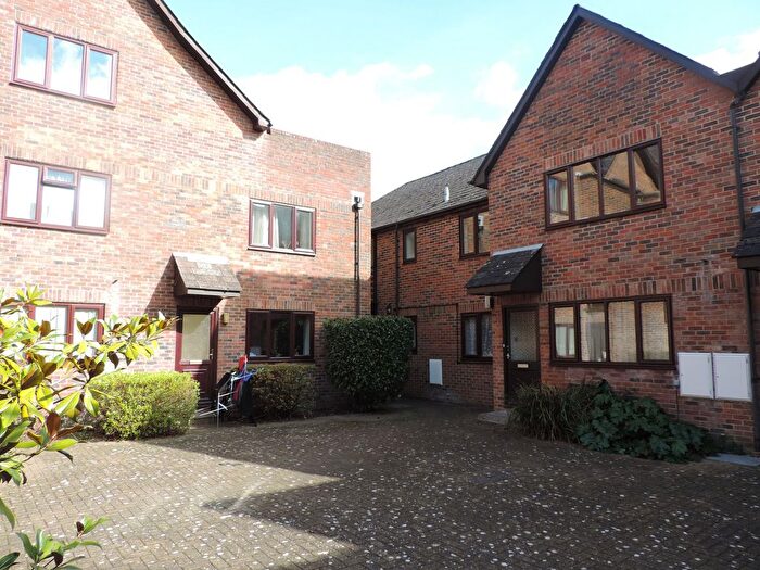 2 Bedroom Flat To Rent In Staple Gardens, Bilberry Court Staple Gardens, SO23