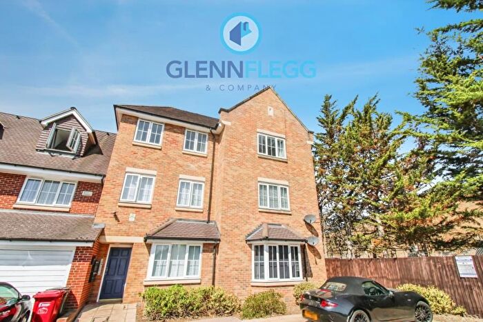 2 Bedroom Flat To Rent In Hayling Close, Slough, SL1