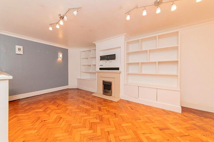 2 Bedroom Flat For Sale In Great North Road, London, N2