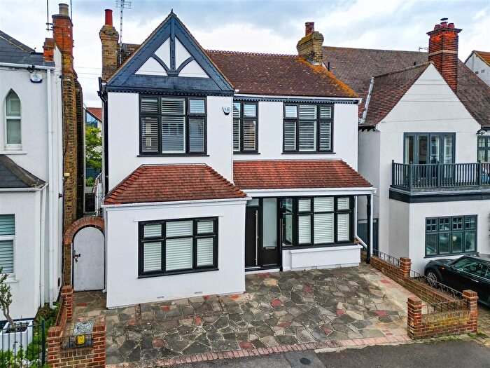 4 Bedroom Detached House For Sale In Cliff Road, Leigh-On-Sea, SS9