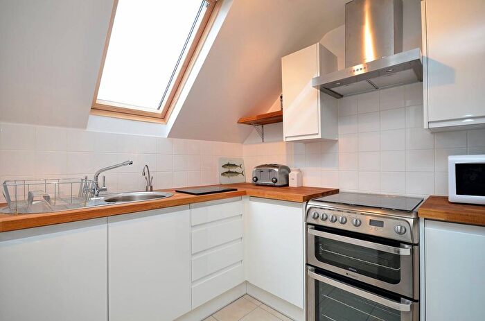 2 Bedroom Flat To Rent In Warwick Road, Ealing, London, W5