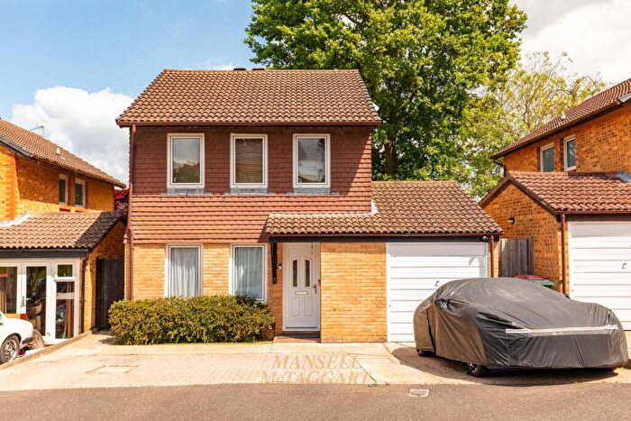 3 Bedroom Detached House For Sale In Sissinghurst Close, Crawley, RH10