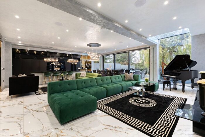 5 Bedroom Detached House To Rent In Waggon Road, Barnet, EN4