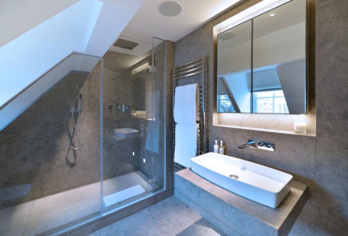 2 Bedroom Flat To Rent In Duke Street, Mayfair, London, W1K