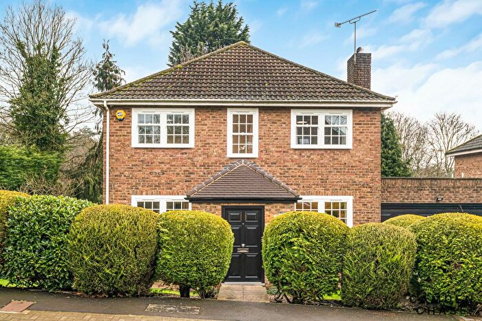 4 Bedroom Detached House For Sale In Greenacre Close, Hadley Highstone, EN5