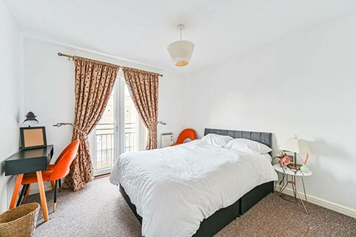 2 Bedroom Flat To Rent In Commercial Way, Peckham, London, SE15