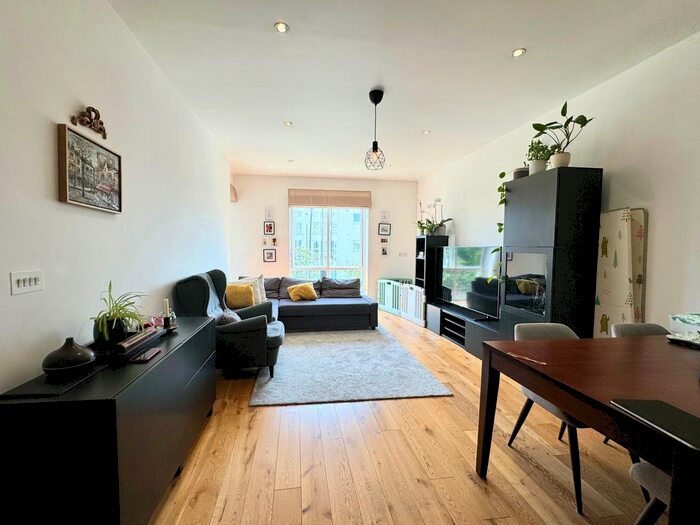 2 Bedroom Flat To Rent In Melliss Avenue, Richmond, TW9
