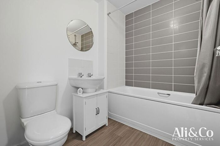 2 Bedroom Detached House For Sale In Woodside Close, Grays, RM16