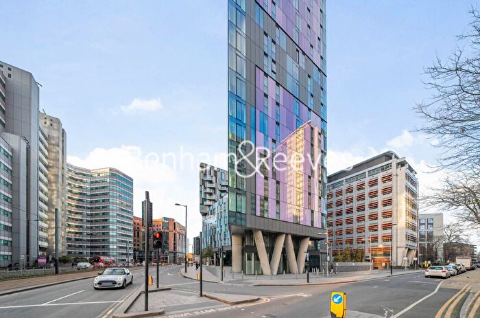 3 Bedroom Flat To Rent In Saffron Central Square, Croydon, CR0