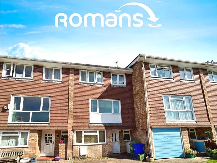 4 Bedroom Town House For Sale In Ashdown Avenue, Farnborough, Hampshire, GU14