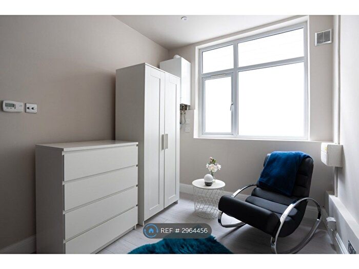 Studio To Rent In Kingsland Road, London, E2