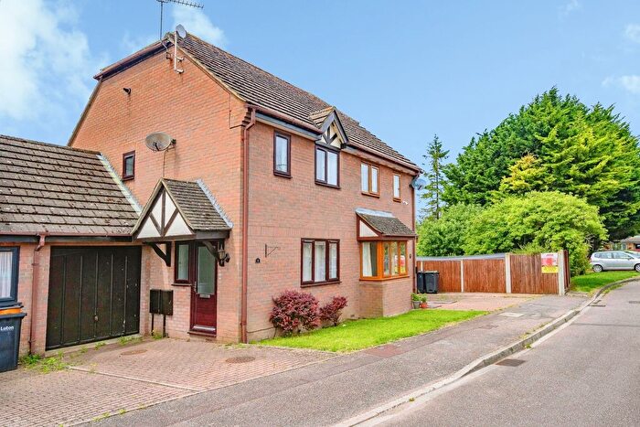 2 Bedroom Semi Detached House For Sale In Mallard Gardens, Luton, Bedfordshire, LU3