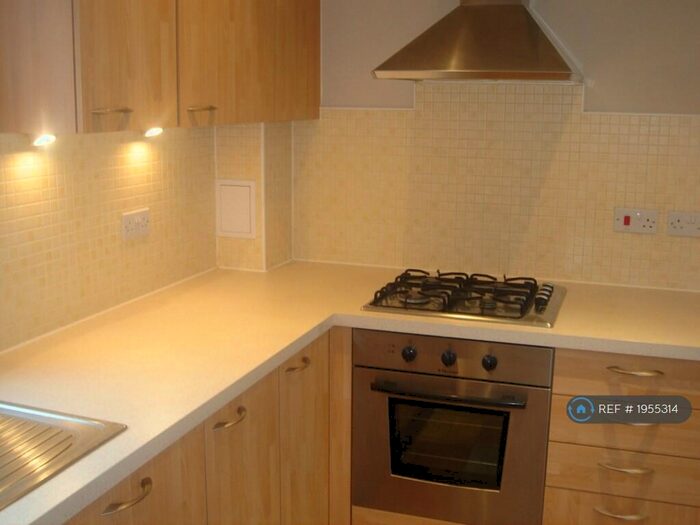 2 Bedroom Flat To Rent In Samuel Street, London, SE15