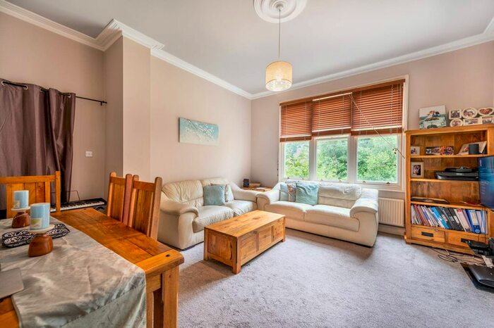 3 Bedroom Flat To Rent In Mount Avenue, Ealing Broadway, London, W5