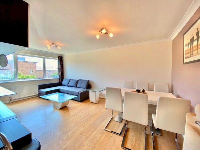 3 Bedroom Flat To Rent In Laburnum Lodge, Hendon Lane, Finchley Central, London, N3