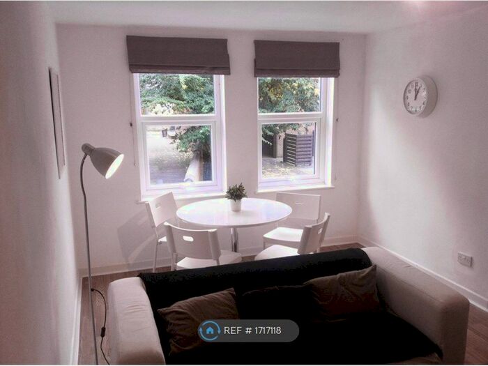 2 Bedroom Flat To Rent In Derwent Court, Nottingham, NG7