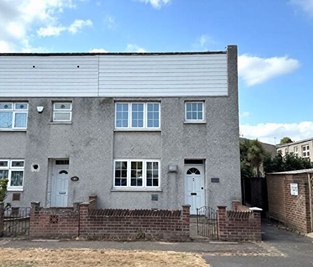 3 Bedroom End Of Terrace House For Sale In Buckbean Path, Romford, RM3