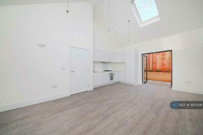 2 Bedroom Bungalow To Rent In Downsview Road, London, SE19