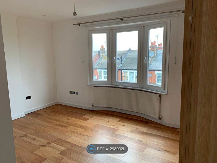 3 Bedroom Flat To Rent In Ealing, London, W5