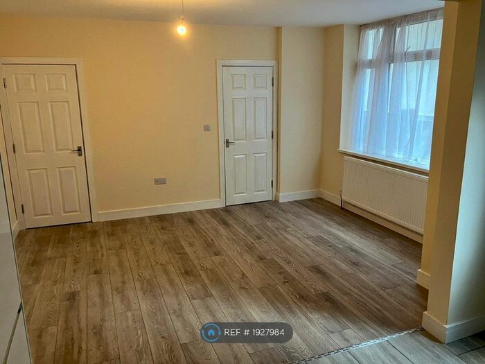 3 Bedroom Semi-Detached House To Rent In West End Street, High Wycombe, HP11