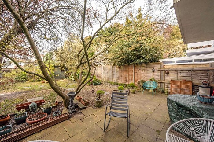 2 Bedroom Flat For Sale In Cumberland Close, St Margarets, Twickenham, TW1
