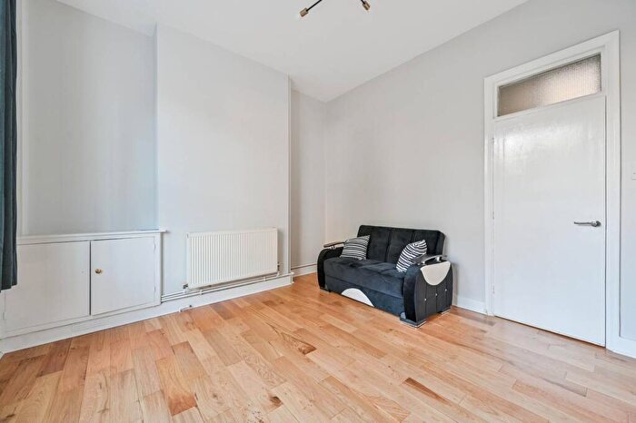 2 Bedroom Flat To Rent In Manse Road, Stoke Newington, London, N16