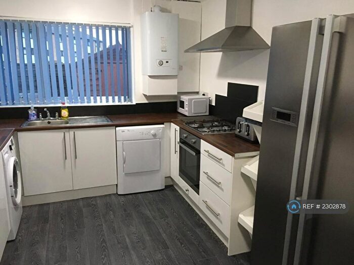 4 Bedroom End Of Terrace House To Rent In Maple Close, Salford, M6