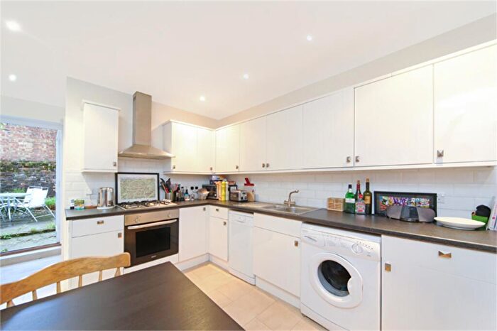 1 Bedroom Apartment To Rent In Lynn Road, London, SW12