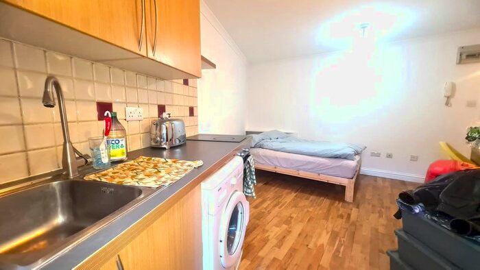Studio To Rent In Stoke Newington Road, London, N16