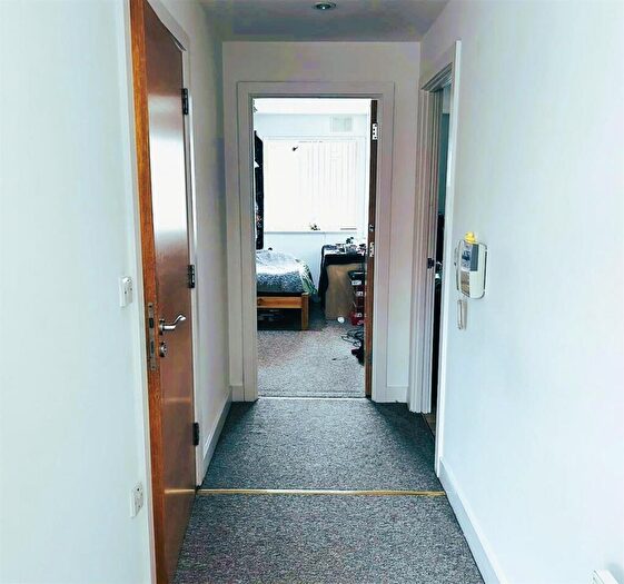 2 Bedroom Flat For Sale In Waterfront Walk, Birmingham, B1