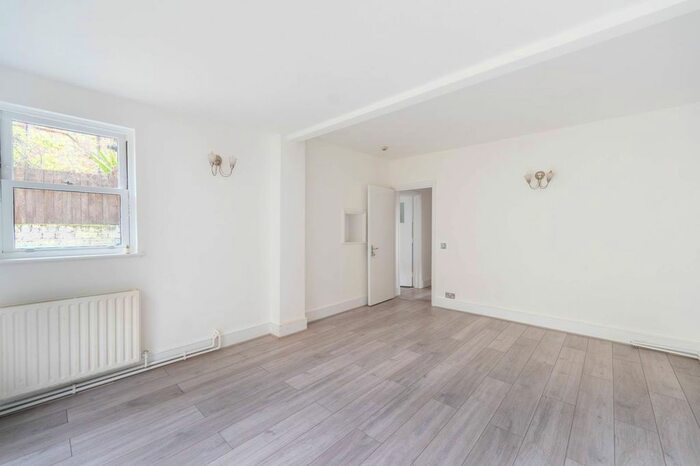 3 Bedroom Flat To Rent In Colville Road, Westbourne Grove, London, W11