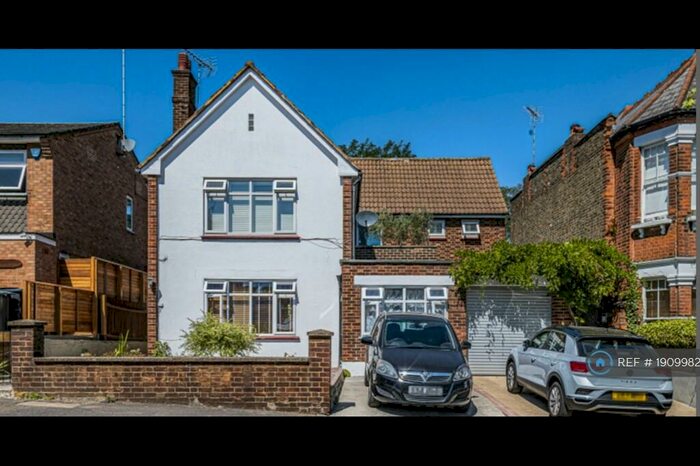 3 Bedroom Detached House To Rent In London, London, N10