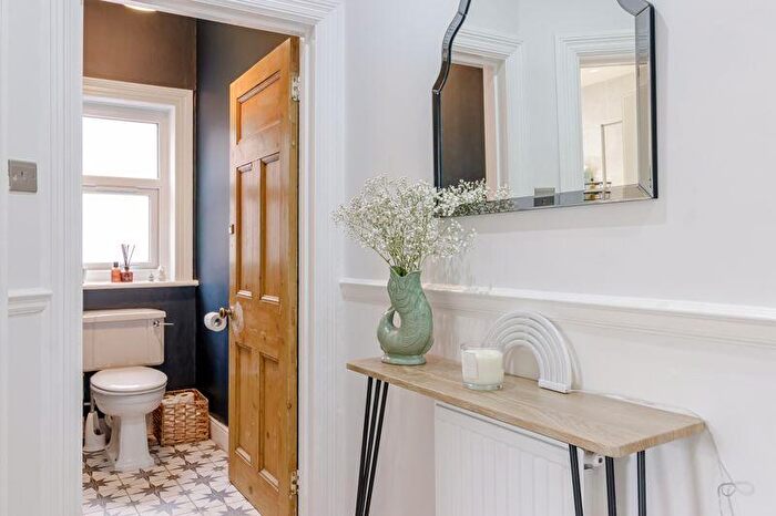 2 Bedroom Flat For Sale In Grove Road, Cheam, Sutton, SM1