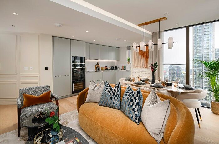 2 Bedroom Apartment For Sale In South Quay Plaza, Canary Wharf, London, E14