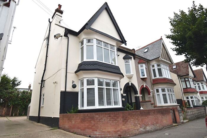 1 Bedroom Flat For Sale In Leigh Hall Road, Leigh-On-Sea, SS9