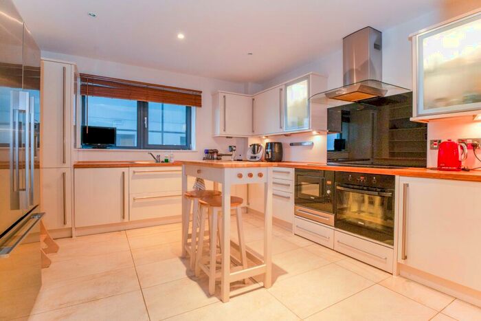 3 Bedroom Apartment To Rent In Landmark Place, CF10