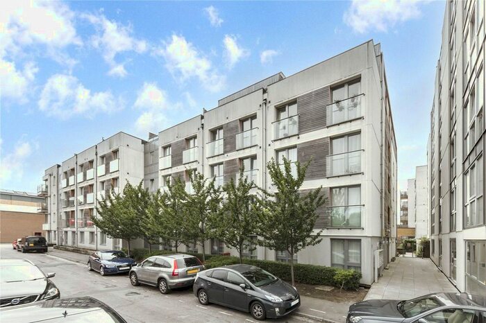 2 Bedroom Flat To Rent In Garden Road, Richmond, TW9