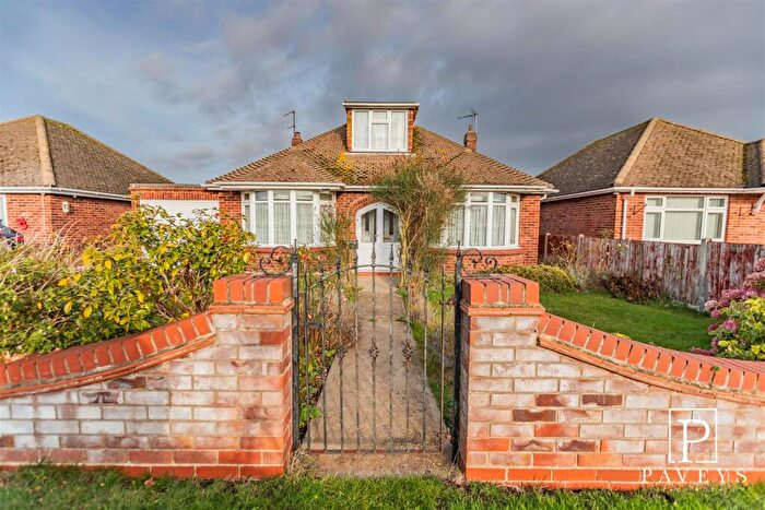 3 Bedroom Chalet For Sale In Manor Way, Holland-On-Sea, Clacton-On-Sea, CO15