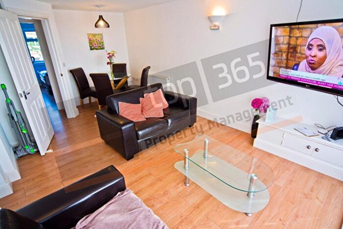 3 Bedroom Flat To Rent In **£pppw Excluding Bills!** Clumber Court, Clumber Crescent South, NG7