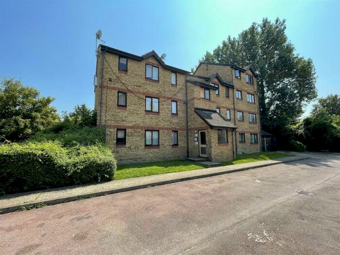 Studio To Rent In Porter Close, Grays, RM20