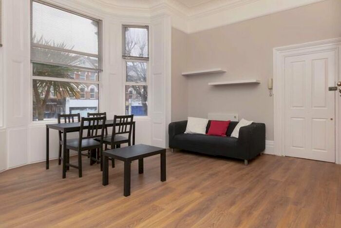 Studio To Rent In The Avenue, London, W13