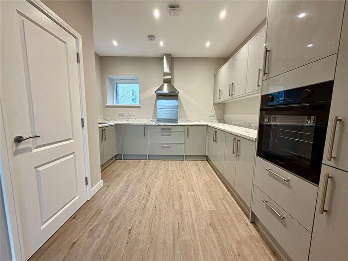 3 Bedroom Flat To Rent In Sutton Court Road, Sutton, SM1