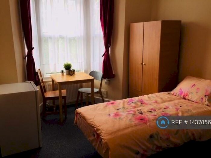 Studio To Rent In Birstall Road, London, N15