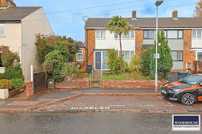 3 Bedroom Terraced House For Sale In Hammondstreet Road, Cheshunt, EN7