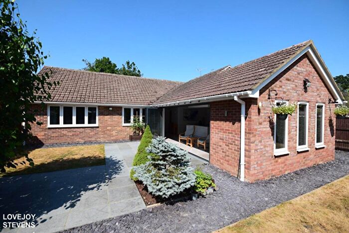3 Bedroom Bungalow For Sale In Conifer Crest, Wash Common, RG14