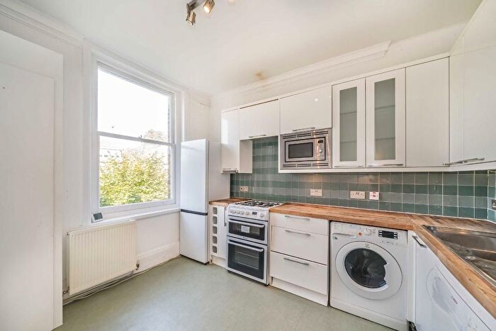 2 Bedroom Flat To Rent In Rydal Road, London, SW16