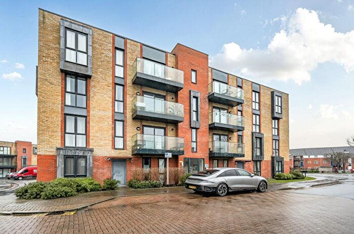 2 Bedroom Flat For Sale In Oscar Wilde Road, Reading, Berkshire, RG1