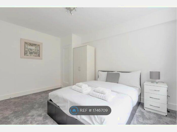 4 Bedroom Flat To Rent In West Kensington Court, London, W14