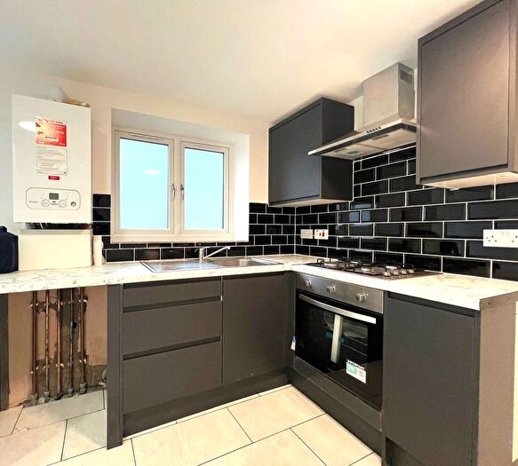 3 Bedroom Flat To Rent In Eleanor Gardens, Dagenham, RM8