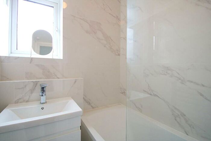 4 Bedroom Flat To Rent In Gale Street, London, E3